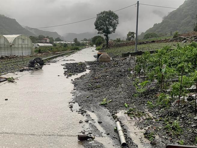 台东海端乡利稻村顿失联外道路，颱风期间至今已封村停水停电2天，目前被粮充足。（胡胜豪提供／萧嘉蕙台东传真）