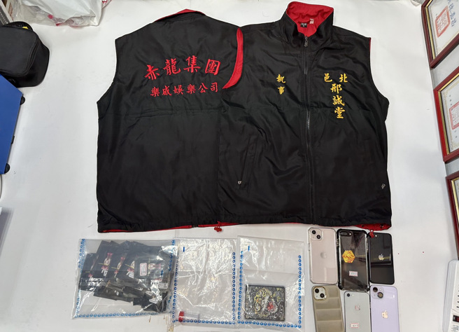 警方于8月24日持拘、搜票查缉郭嫌等5名到案，同时查扣行动电话2支、印有帮派组织字样之背心2件、第二、三级毒品咖啡包70包。（照片 / 中山分局提供）