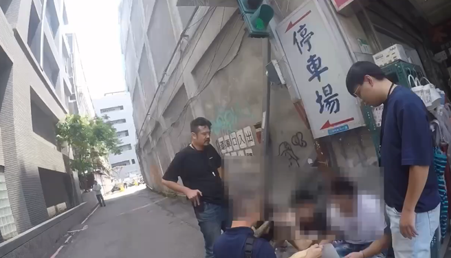 中山警缉拿画面。（照片 / 刘咏韵翻摄）