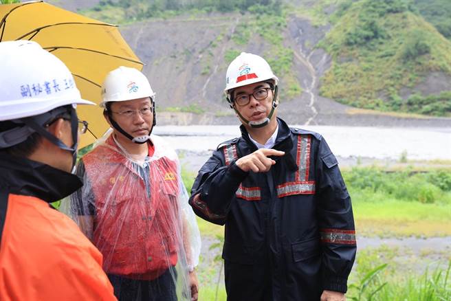 颱风海葵袭台，高雄市长陈其迈（右）4日到六龟区视察。（水利局提供／林瑞益高雄传真）