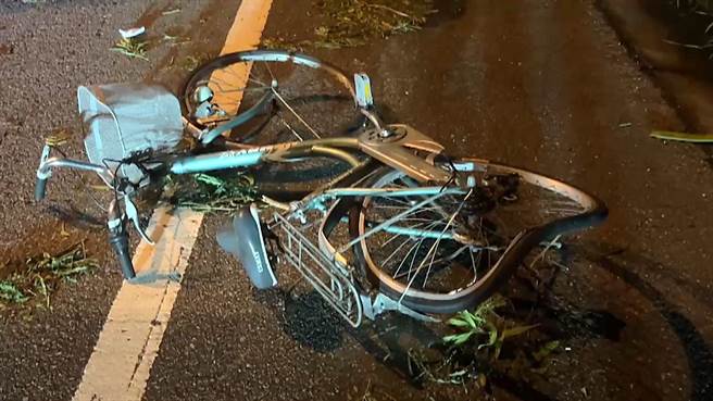 肇事休旅车疑似从后方追撞脚踏车，造成后轮凹陷变形。（读者提供／萧嘉蕙台东传真）