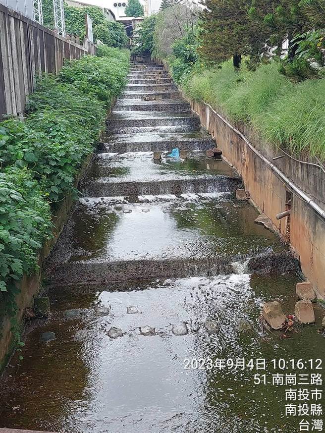 南投县环保局获报指称南岗大排疑有业者趁颱风假偷排废水，立即前往查看并追查污染源。南投县环保局提供