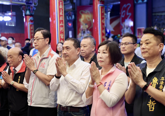 国民党总统参选人侯友宜今（4）日与桃园市长张善政、立委参选人鲁明哲、吕玉玲、多名桃园市议员，以及平镇褒忠祠主委范振修陪同下，在平镇褒忠祠向义民爷参拜。（侯竞办提供）