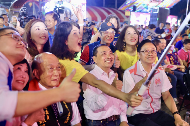 国民党总统参选人侯友宜今（4）日与桃园市长张善政、立委参选人鲁明哲、吕玉玲、多名桃园市议员，以及平镇褒忠祠主委范振修陪同下，在平镇褒忠祠向义民爷参拜。（侯竞办提供）