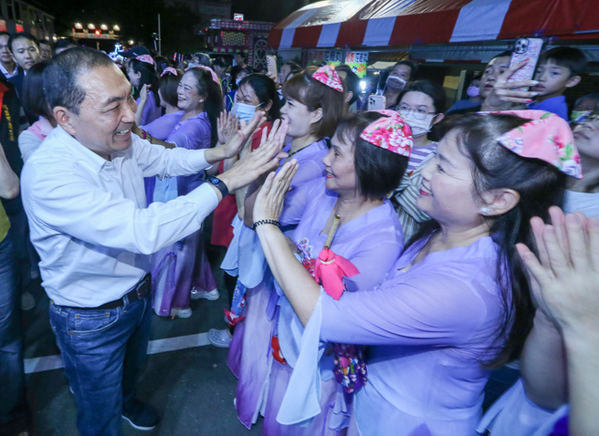 新北市长侯友宜4日晚间赴桃园平镇褒忠祠参加桃园客家义民祭，进场时受到支持民眾的欢迎，侯友宜也亲切回应。（陈麒全摄）
