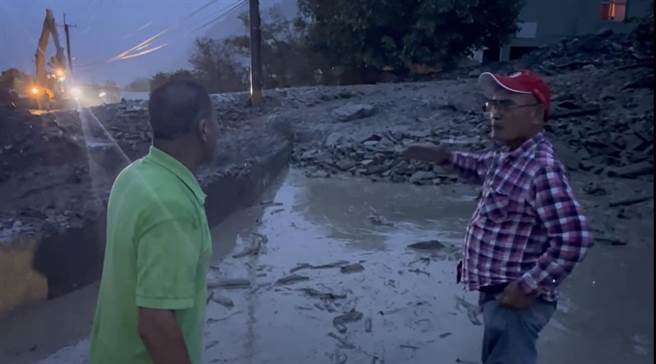 下午一阵大雨，原本下午才抢通的信义乡东埔温泉联外道路再被土石流淹没中断。信义乡长全志坚提供