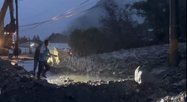 为了回家冒险经过湍急的土石流，让旁人捏了一把冷汗。信义乡长全志坚提供