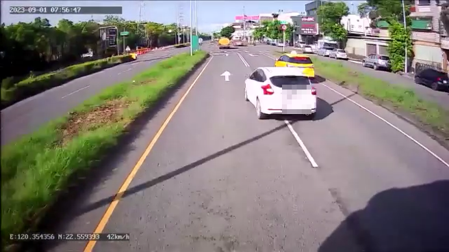 李女（白车）在靠近路口时，急向左切进入内侧车道。（翻摄「爆料公社」）