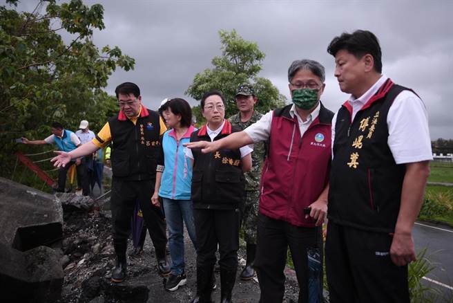 立委傅昆萁下午与县长徐榛蔚全县勘灾，并争取农业部将花莲纳入农损现金救助区。（傅昆萁办公室提供）