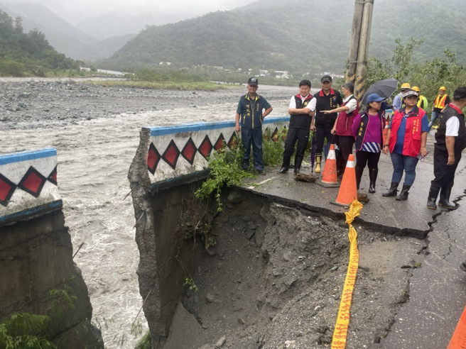 立委傅昆萁、县长徐棒蔚今天冒着强劲风雨勘灾，并听取地方灾情报告，协助争取补助。(戴志扬翻摄)