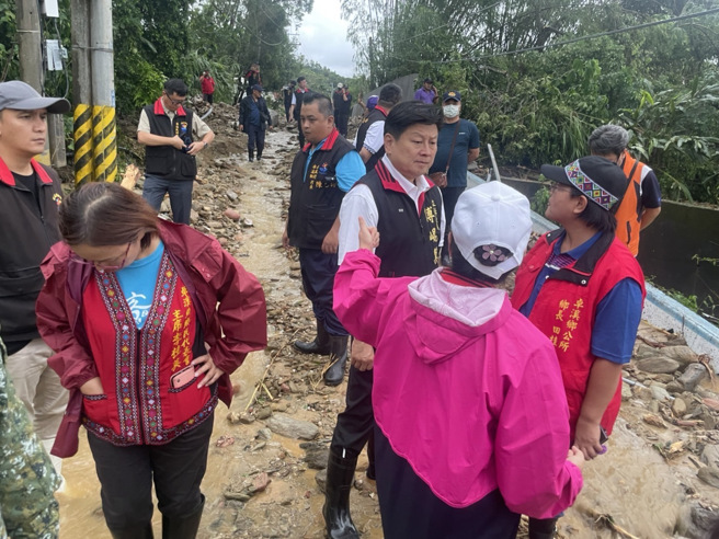 立委傅昆萁、县长徐棒蔚今天冒着强劲风雨勘灾，并听取地方灾情报告，协助争取补助。(戴志扬翻摄)