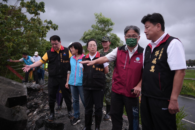 立委傅昆萁、县长徐棒蔚今天冒着强劲风雨勘灾，并听取地方灾情报告，协助争取补助。(戴志扬翻摄)