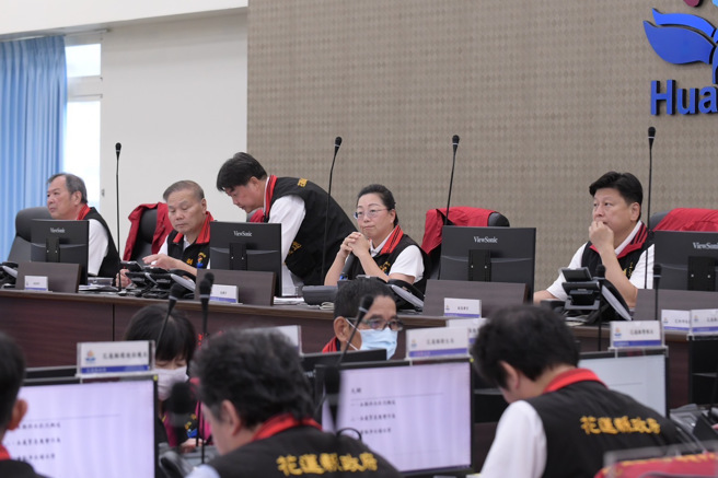 立委傅昆萁、县长徐棒蔚今天冒着强劲风雨勘灾，并听取地方灾情报告，协助争取补助。(戴志扬翻摄)