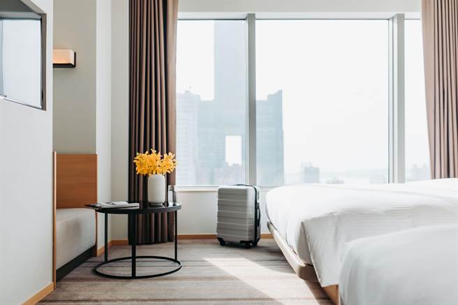 入住「和逸饭店．高雄馆」可尽情享受南台湾的热带风情，每晚最低3888元起，还有机会一睹85大楼日夜不同风采。(国泰饭店观光事业提供)