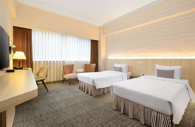 「中秋团圆住房专案」入住精致双人房3399元起，依入住专案名称赠送同款凯撒中秋礼盒1份。(凯撒饭店连锁提供)