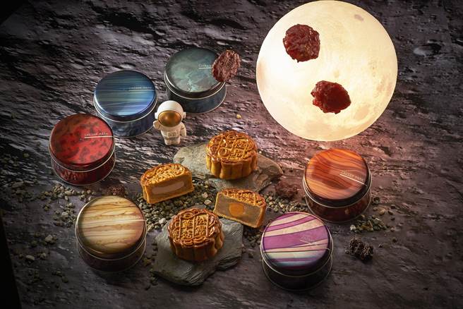 「星球派对」礼盒以星球为设计核心元素，适合喜爱星球的民眾趁机收藏，内含4入广式月饼、2款厚切烤肉。(凯撒饭店连锁提供)