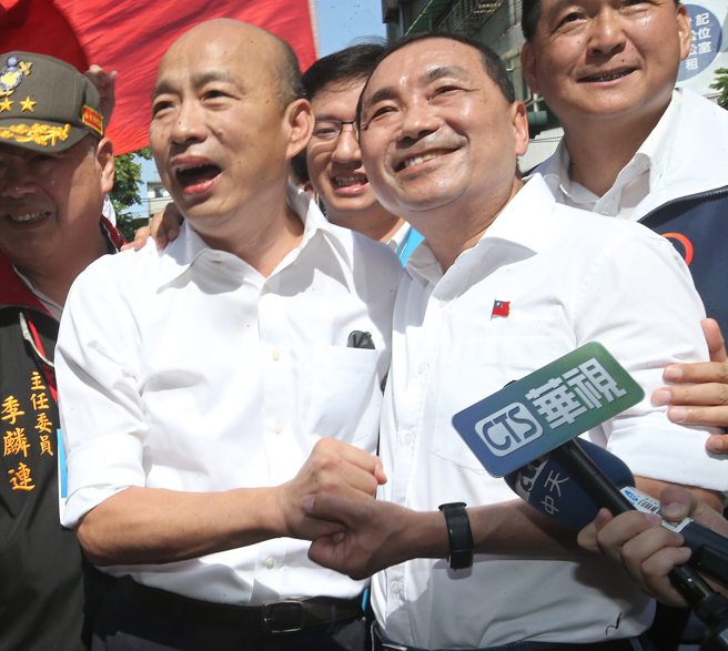 正蓝军及前高雄市长韩国瑜(左)支持者是否全数归队，被认为对侯友宜(右)选情影响至为关键。（中时资料照／陈君玮摄）