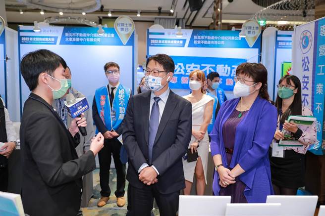 新北副市长陈纯敬（左二）以及经发局长何怡明（右一）巡摊，与新北市业者互动，图为去年活动照片。（新北市经发局提供）