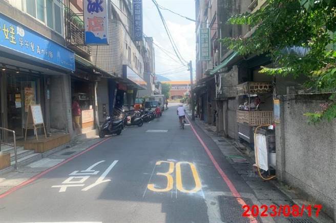 保障行人安全，淡水中正东路35巷增设标志及限速标线。（新北市交通局提供）