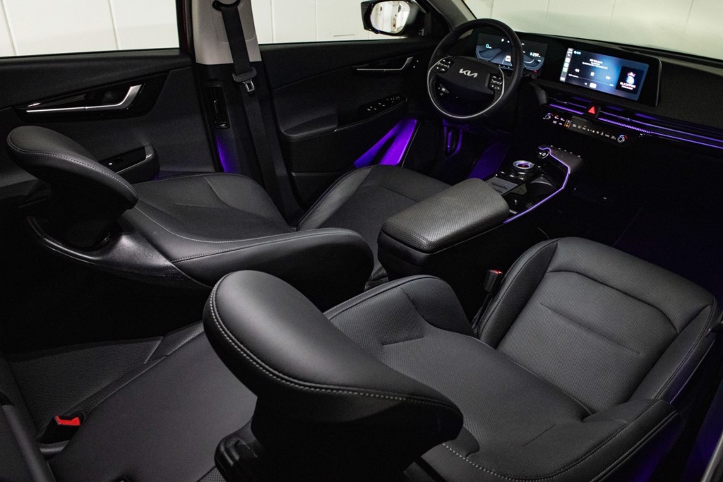 Kia EV6 Air 增程版前座「一鍵放鬆模式」相當舒適。（陳大任攝）