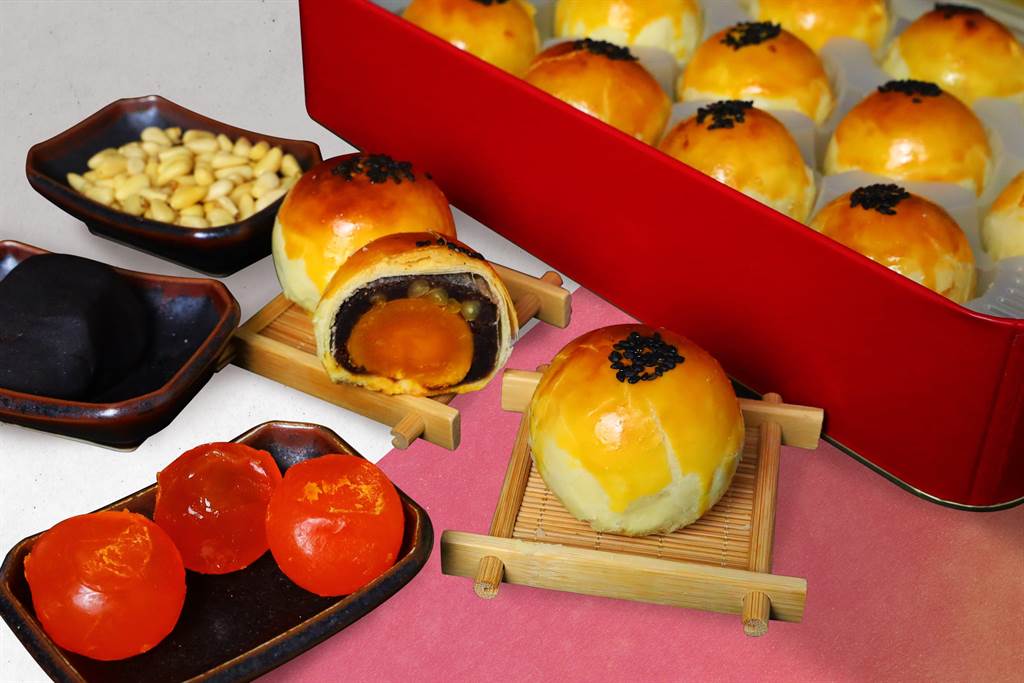 台中林酒店松子蛋黃酥禮盒也是每年熱銷上萬盒。（林酒店提供／馮惠宜台中傳真）