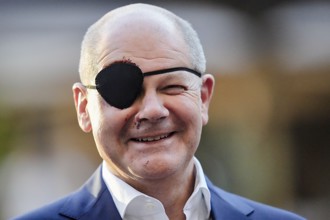 德總理臉部受傷「戴眼罩」 掀海盜迷因潮