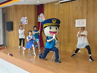 三峽警分局辦理婦幼安全宣導 大頭娃娃陪民眾做瑜珈