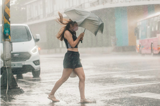 雙北高溫亮橙燈！北台灣午後炸雷雨 珊珊颱風影響曝光