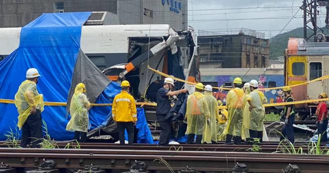 台铁、铁警与检方今天上午前往七堵机务段。（图／翻摄画面）