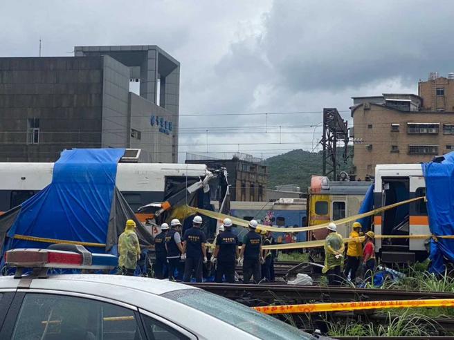 相关单位前往七堵机务段搜索。（图／翻摄画面）