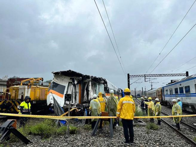 相关单位封锁现场调查。（图／翻摄画面）