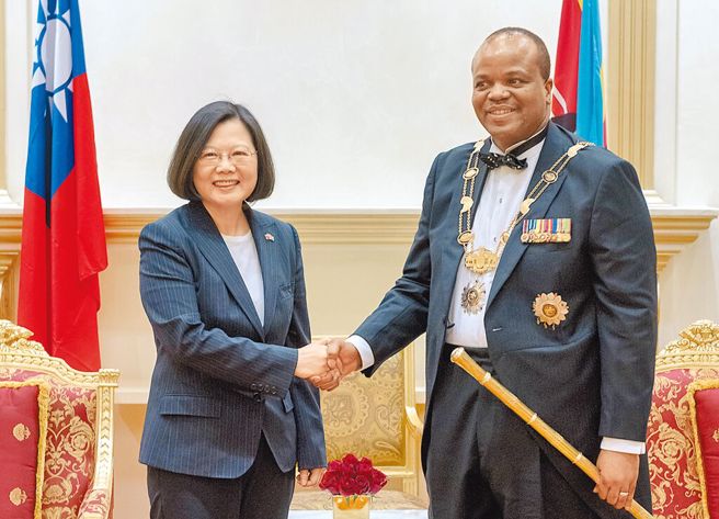 蔡英文总统今（5）日启程出访我在非洲唯一友邦史瓦帝尼，这是蔡英文总统任内第二度出访史国。图为蔡英文总统（左）2018年出访史瓦帝尼。（总统府提供）