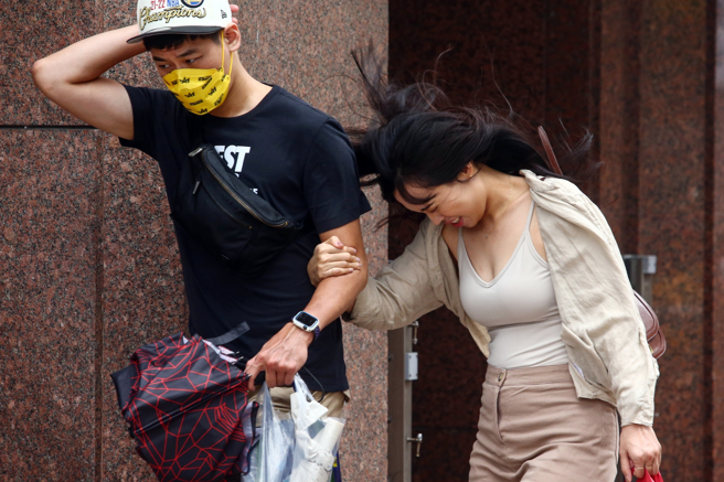 今天至周五受季风低压环流影响，各地偶有短暂阵雨，午后易有大雷雨。 （邓博仁摄）