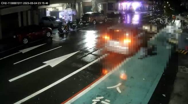 监视器拍下男子先向其他游客借电。（翻摄照片／洪靖宜高雄传真）