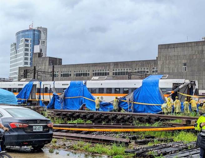 桃检指挥铁路刑大及铁路警察，4日进行太鲁阁号车厢残骸的搜索。（张志康摄）