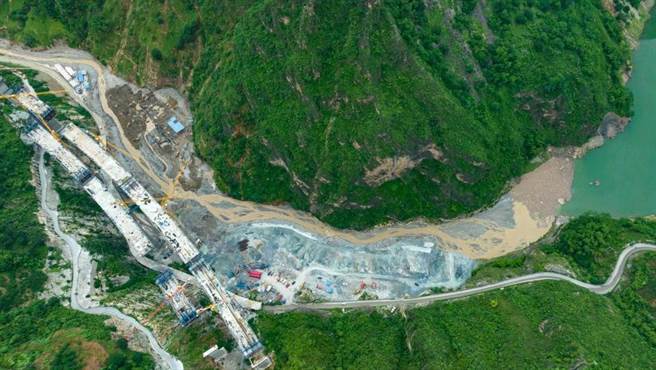 四川金阳洪灾加人祸，致4死48失联，至少5交建高管被查。图为8月30日拍摄位于金阳县境内芦稿林河下游的蜀道集团沿江高速JN1（金寧一）标段项目部钢筋加工场民工驻地板房（左上）已被山洪冲毁。（图／新华社）