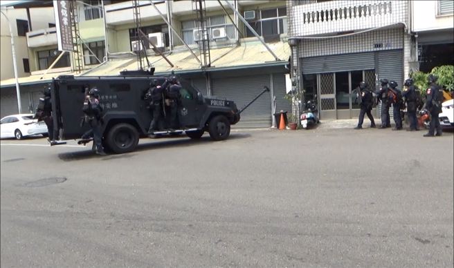 警方出动的Lenco Bearcat G2轮式装甲车，搭配特勤警力对诈团机房进行正面攻坚。(戴志扬翻摄)