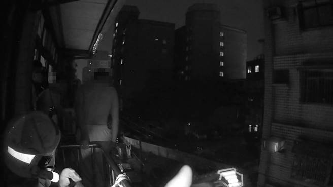 准备电击。(翻摄照片／蔡依珍桃园传真)