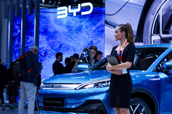 来自中国的比亚迪汽车（BYD）4日在德国慕尼黑车展上提前亮相。（路透）