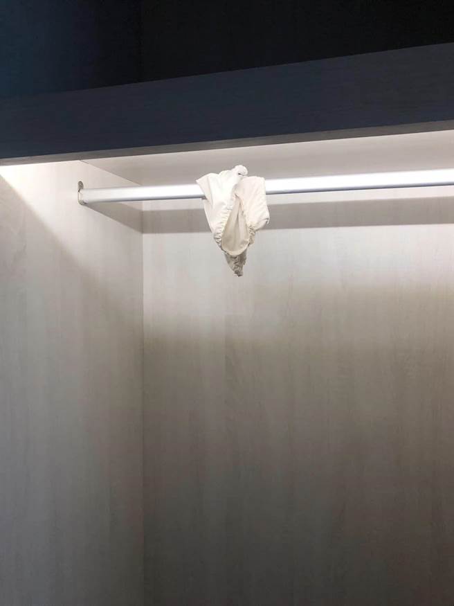 有网友po文怒批，住五星级饭店却发现衣柜吊挂内裤。（民眾提供／吴佩蓉宜兰传真）