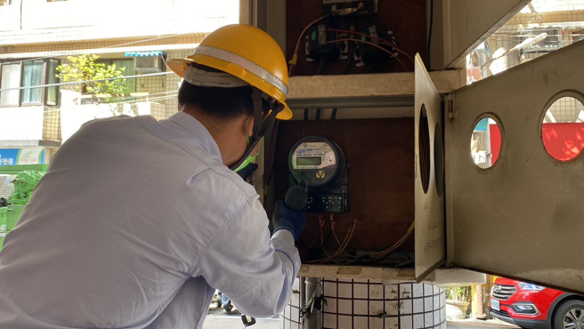 為遏止違規套房出租造成憾事，新北市工務局針對板橋大同街一處地下室違規隔成10間套房，強制斷電處分。圖/新北市政府提供