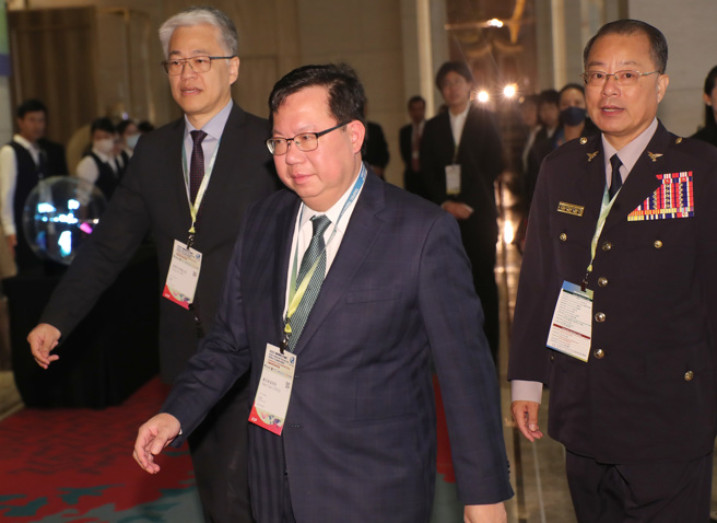 行政院副院长郑文灿（中）出席「2023国际警察合作论坛－打击跨境犯罪研讨会」，在警政署长黄明昭（右）与内政部次长吴堂安（左）陪同下走进会场。 （郑任南摄）