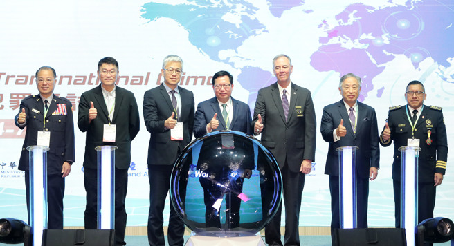 行政院副院长郑文灿（中）出席「2023国际警察合作论坛－打击跨境犯罪研讨会」，偕同警政署长黄明昭（左起）、陆委会副主委梁文杰、内政部次长吴堂安、国际警察首长协会会长John Letteney、外交部次长田中光及瓜地马拉警察首长Edwin Lopez一同主持启动仪式。 （郑任南摄）