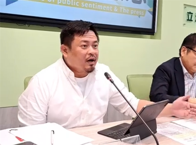 民眾党总统参选人柯文哲新竹老家爆出违建争议，民进党立法院党团副书记长洪申翰今表示，柯文哲对违建讲的话很双标，希望相关单位严格执法。（翻摄自立法院民进党团脸书）