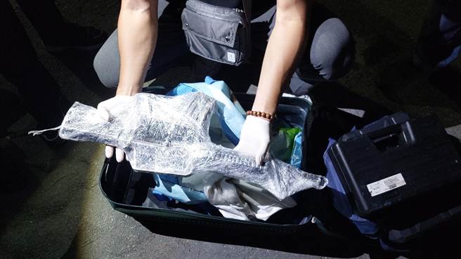 警方於吳男後車箱找到1只行李箱，裡面放3把槍。（翻攝照片／洪靖宜高雄傳真）