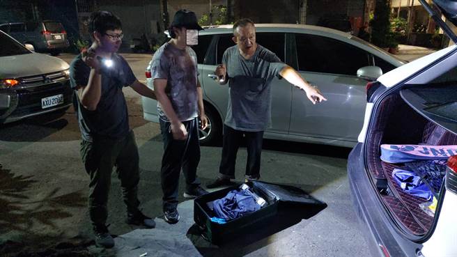 警方於吳男後車箱找到1只行李箱，裡面放3把槍。（翻攝照片／洪靖宜高雄傳真）