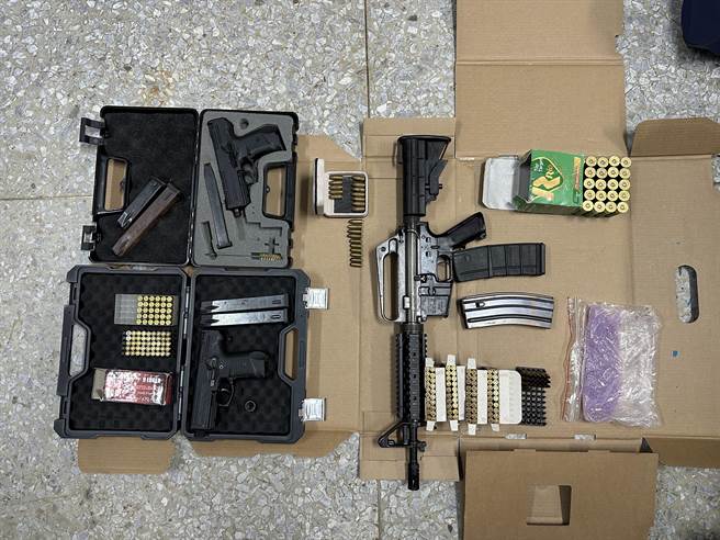 除有M16突擊步槍外，還有2把俗稱「小衝鋒槍」的土耳其自動手槍ZORAKI 925。（翻攝照片／洪靖宜高雄傳真）