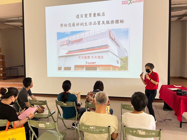 企業廠商在徵才活動中說明公司環境與職缺內容等。（台中市府提供）