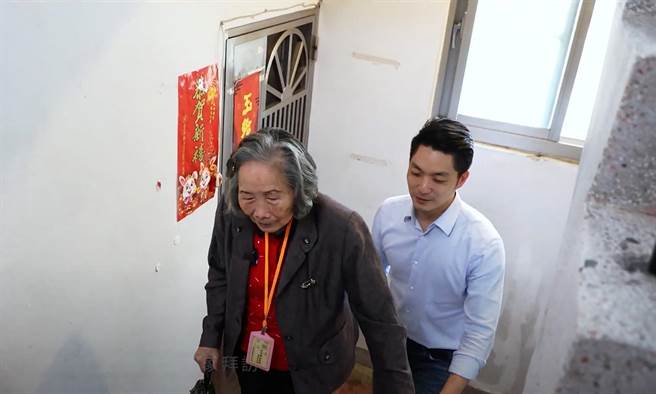 针对推动「青银换居」，台北市长蒋万安日前也实际到案例的陈妈妈家拜访，藉此瞭解民眾对于青银换居计画的心声。（北市都发局提供／丁上程台北传真）