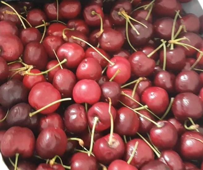 美国进口樱桃屡遭验出农药残留，食药署本周再公布新增2批，今年以来累计达35批，共6191公吨。（食药署提供）